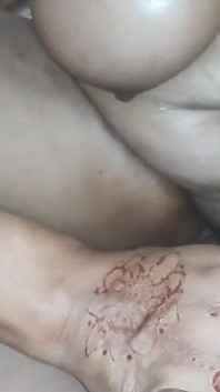 Aku lagi asik masturbasi memek pacarku sampai muncrat berkala