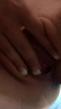Dvě nadržené hubené teenagerky Cali Carter a Catie v sexy lesbickém šukání