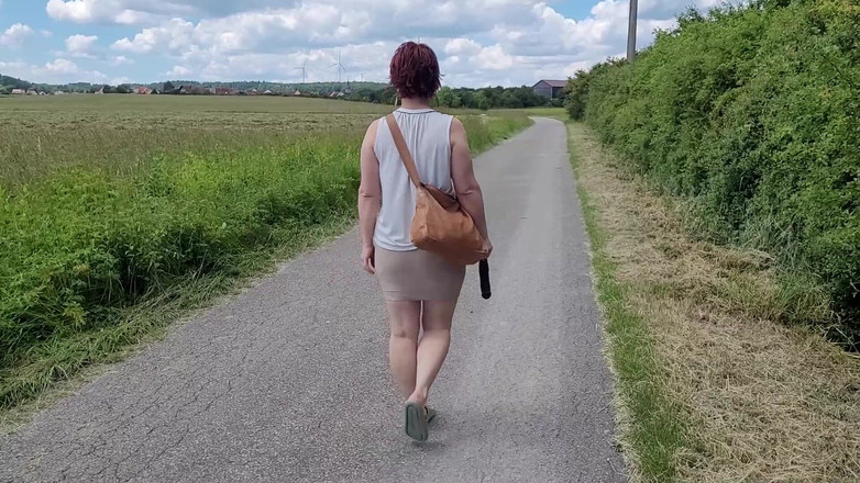 Popp Sylvie: Kongkek dildo di tengah jalan