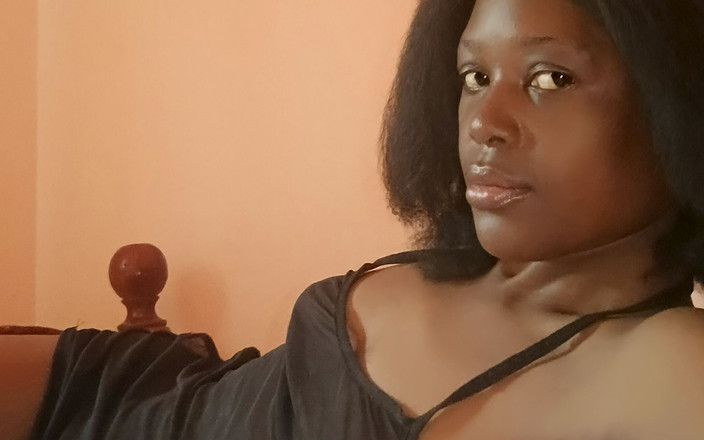 Briita: Cơ thể gợi cảm và cặp mông, bộ ngực tự...