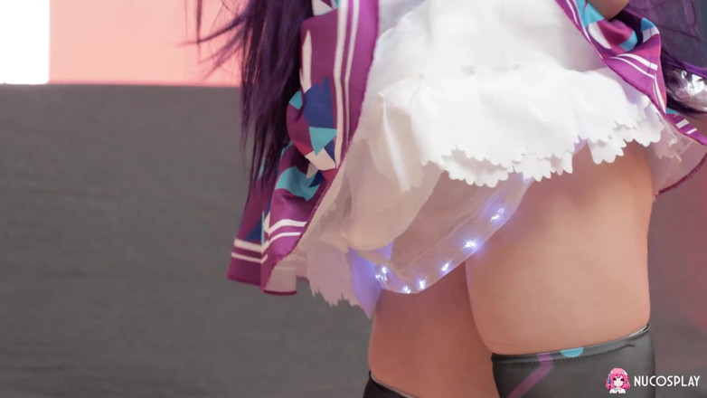 Nu Cosplay: Ketty small은 다른 게임을 하고 싶어하는 게이머 소녀입니다.