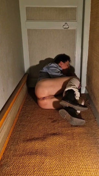 복도에서 딜도 빨고 애널 자위