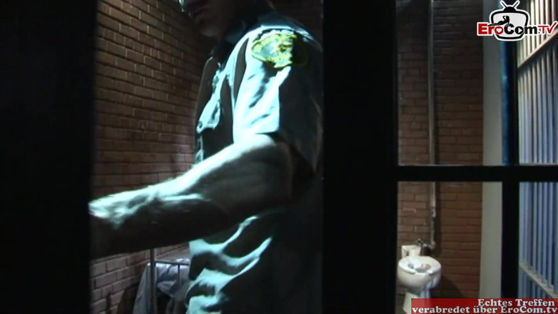 EroCom: Chica prisionera sexy follada por un guardia en prisión