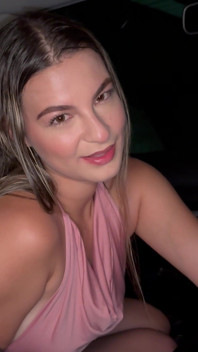 Blonde Stieftochter verführt Uber-Fahrer mit kleinem Schwanz, um im Auto zu ficken!