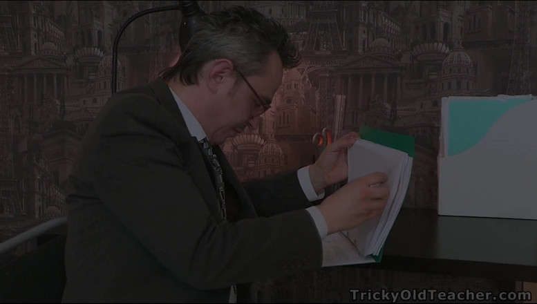 Tricky Old Teacher: Pelajar muda seksi menghisap zakar cikgu tua dan mengambil zakarnya...