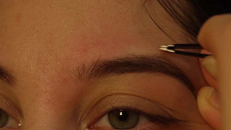 AmayaMori: Voy a depilar mis cejas extra cerca con una pinza...