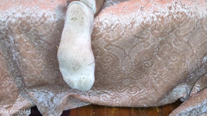 Mr Dimples: Показываю мои носки и подошвы!