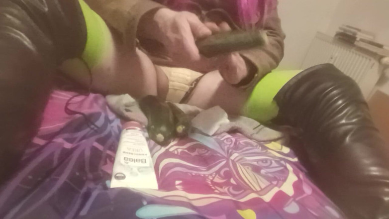 JujuTV: Il ragazzo lo fa questa volta con una zucchina