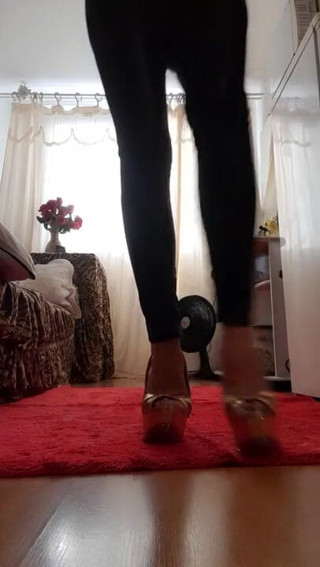 Stefany karoliny: Stefany Karoliny, sie trägt helle glänzende beinhosen, damit du zwischen...