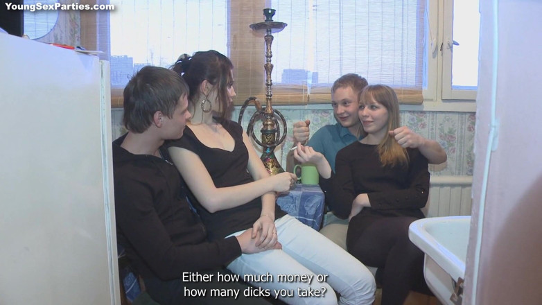 Young Sex Parties: 四个少女享受热辣性爱