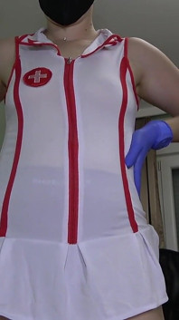 戴着医用手套的机器人护士为你服务