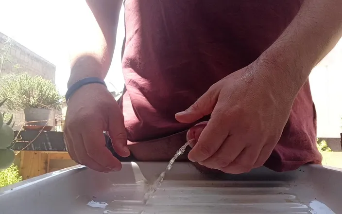 Kinky Guy: Outdoor Summer Pee