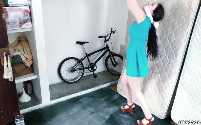 Selfgags Latina Bondage: Parti kızı tavan ortasında sikiliyor