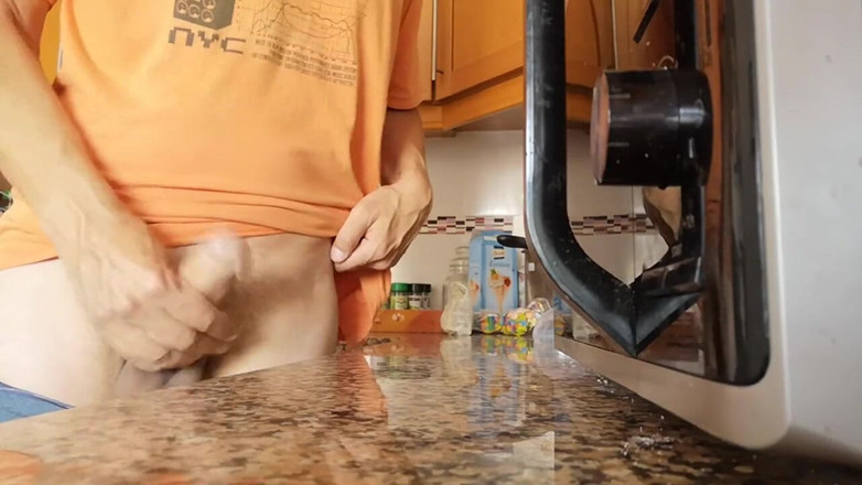 Rafael Torreano: 在厨房柜台上看我射精