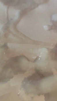 Desenhando no papel com seu próprio esperma.