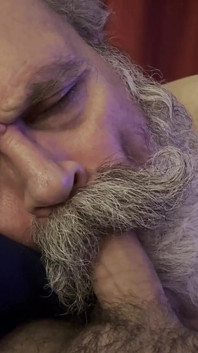 Gammal man stor mustasch avsugning, suger slickar och hummar sig till en krämig belöning
