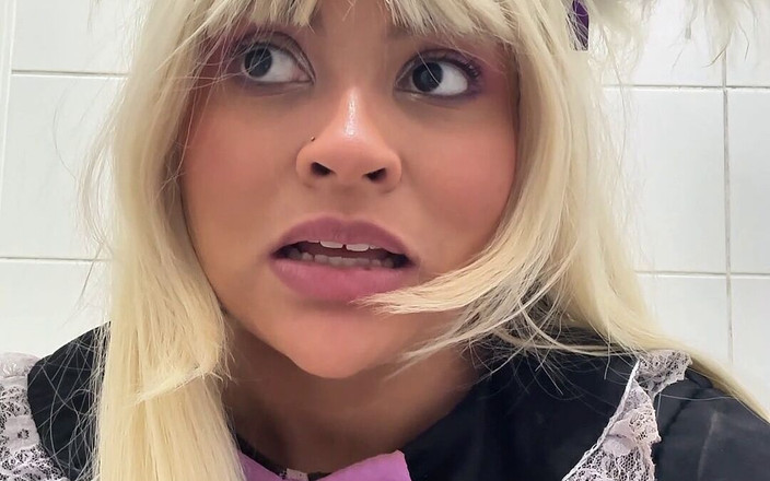Cutiepiie Chubby: Cewek semok ini di toilet umum di cosplay con