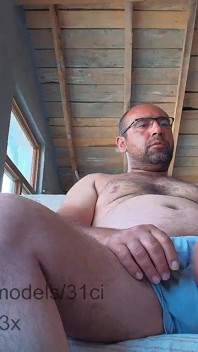Tatăl tău vitreg ejaculează din nou pe fluxul live