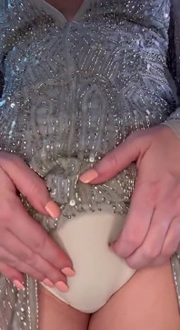 Elegante dama te hace hacerse una paja