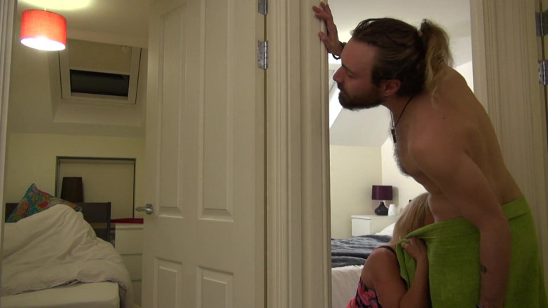 UK Sinners: Suave Victoria Summers-Sky Blu-Jonny Cooper en un tabú erótico porno...