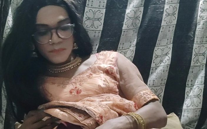 Keerthanakeerthi95: 德西印度人妖在传统的 lehanga 中射精并吞下她自己的精液