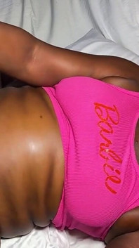Une mamie gémit devant une grosse bite