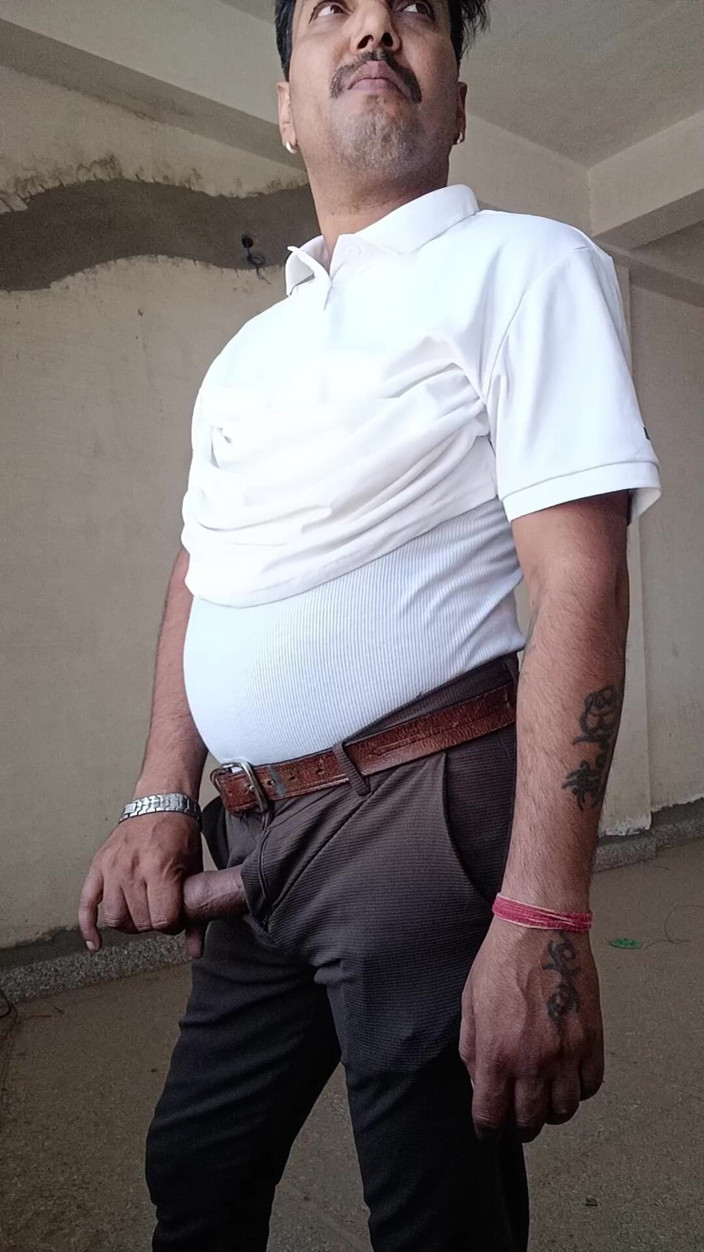Rajasthani-old-lover: Uomo indiano di desi gode della doccia e spettacolo di...