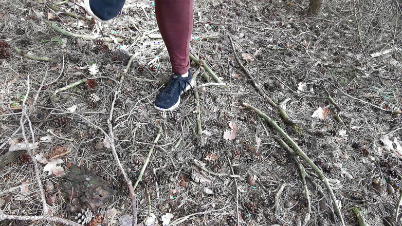 Bouncy Tits Action: 树林里的裸体女性身体