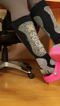 Graue leggings, rosa clogs, Skisocken &barfuß unter dem schreibtisch