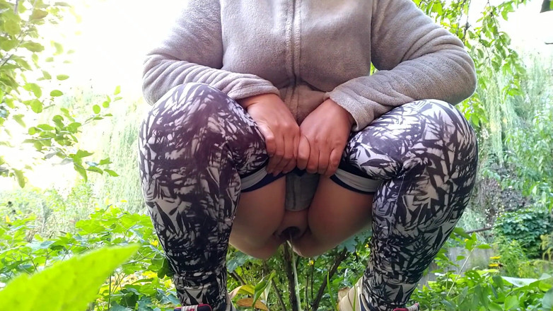Elena: น้ำทองคำของฉันให้เธอ outdoor ในกางเกงโยคะ