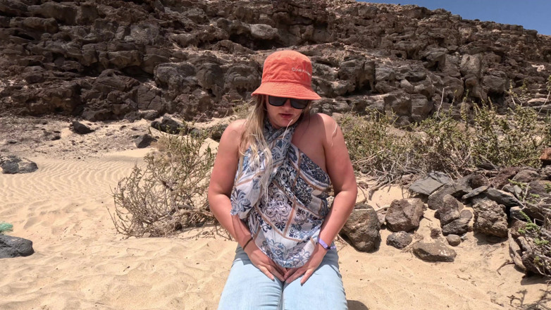 Emma Voyeur: Pissen in mijn spijkerbroek op het strand - volledige release
