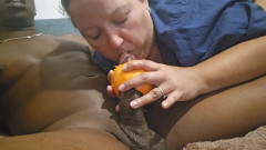 Real homemade BBW BBC porn: Succhia accarezzando la sua grande Gallo nera con un grapefruit...