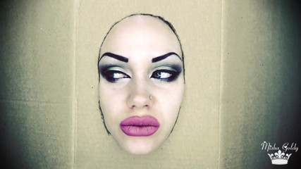 Goddess Misha Goldy: Libera a tu diosa oscura de pared