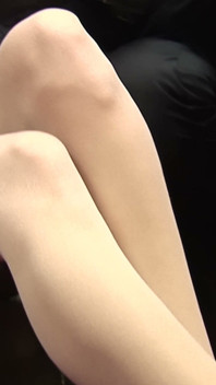 Une secrétaire blonde en bas en dentelle blanche se fait baiser par son patron sur le canapé en cuir