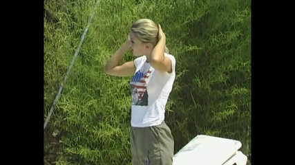 German Porn: Mükemmel genç kız soyunuyor ve sıkı amcığını parmaklıyor