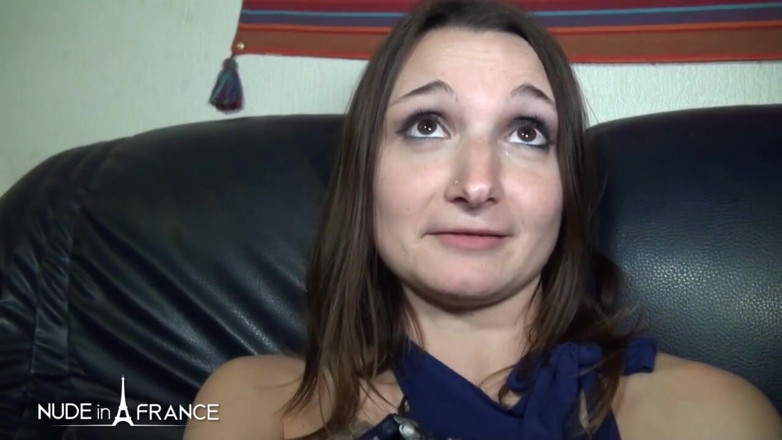 Nude in France: Dość mała brunetka ostro podwójnie połączyła się przed swoim chłopakiem