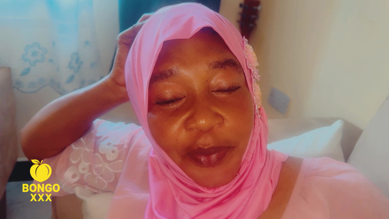 BongoXXX: Beautiful Mature British Hijab Muslim MILF Can Handle a BBC