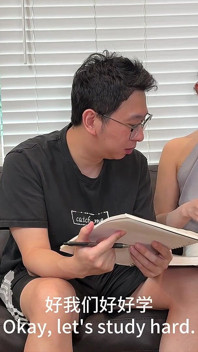Tutor Wanita Menggunakan Badan Mereka Untuk Mengajar Pelajar Cara Melakukan Hubungan Seks