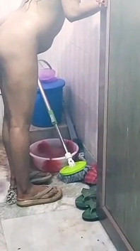 A cunhada estava tomando banho quando o cunhado entrou no banheiro e começou a sair da cunhada.