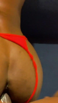 Pelacur Mungil Dientot Sama Kontol Besar Pria Kulit Hitam
