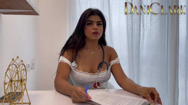 DaniClark: Sestra s velkým zadkem šuká svého vergon pacienta