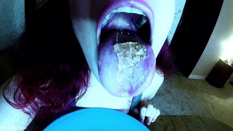 Scarlet Vixen: Giantess Gummy Men ve You'yu yiyip bitiriyor
