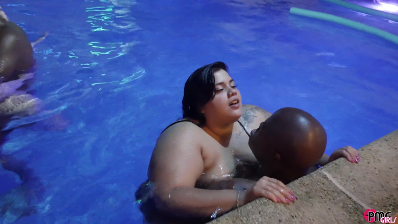 PMG Girls: Swinger dan bintang lucah mengadakan pesta seks tepi kolam