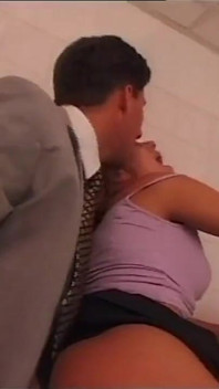 Bella giovane troia scopata nel culo e sborrata in bocca da un grosso cazzo nella camera d'albergo