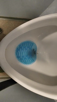 Giovane ragazzo magro piscia dal sextoy Faktory