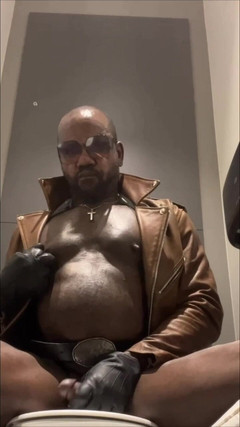 Black mature kinky muscle: BBC Svalový táta na toaletě Bate & Heavy Cum Session