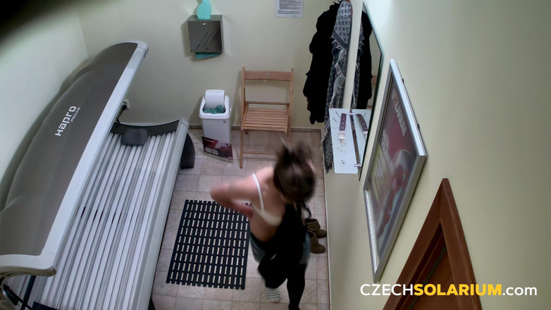 Czech Solarium: Чеський солярій 87: брюнетка насолоджується своїм солярійним сеансом і влаштує сексуальне шоу
