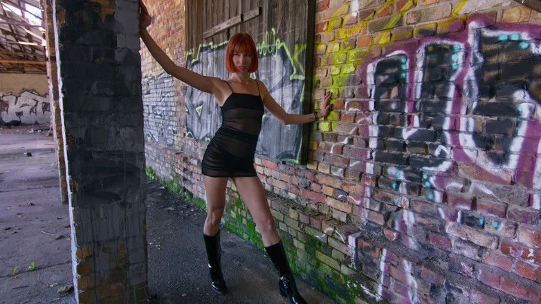 Pixie Pink: Veřejné venkovní anální šukání! Photoshoot s hubenou zrzkou se promění v...