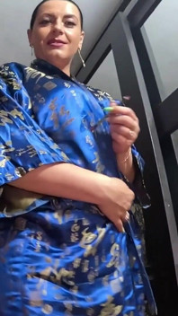 자지를 빨고 정액을 가지고 노는 섹시한 게이샤 274