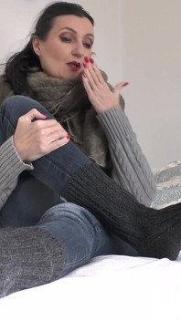 Kalın, son derece kokmuş çoraplarımı kokla! Leydi Victoria Valente